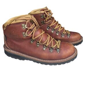 Danner Women’s Mountain Pass Cedar Lace Up Hiking Boots. Size 8.5